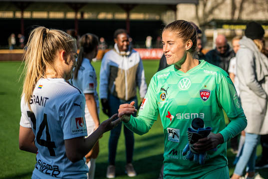 Rosengårds Charlotte Grant och målvakt Teagan Micah jublar
