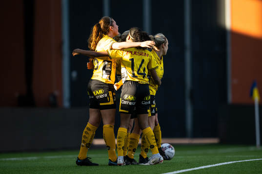 Elfsborgs Olivia Gurtata jublar med lagkamrater