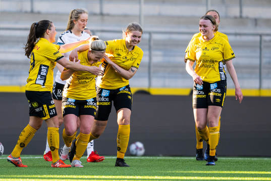 Elfsborgs Fanny Johansson jublar med Johanna Kalinski