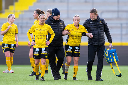 Elfsborgs Linda Westberg Carlsson får hjälp av planen