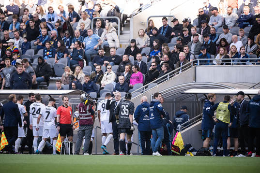 Spelarna lämnar planen