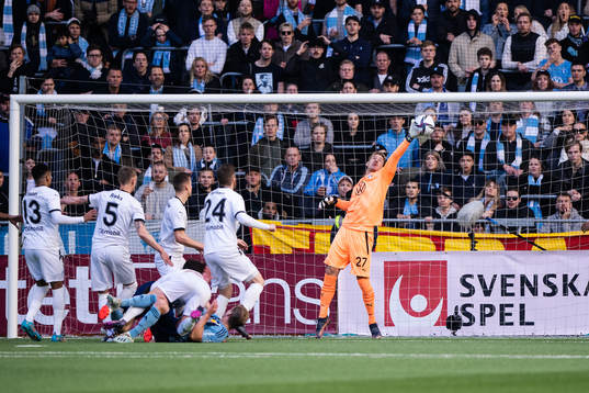 Malmö FFs målvakt Johan Dahlin med en räddning