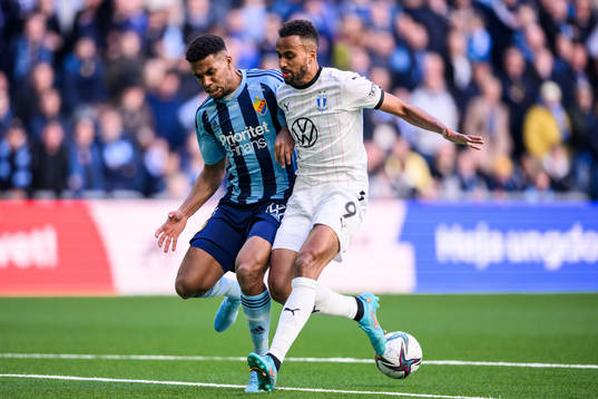 Djurgårdens Isak Hien och Malmö FFs Isaac Kiese Thelin