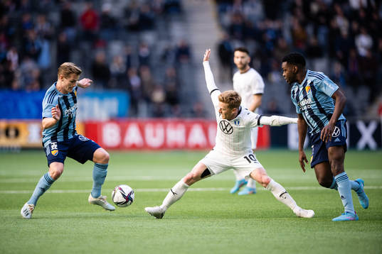Djurgårdens Hampus Finndell och Joel Asoro mot Malmö FFs