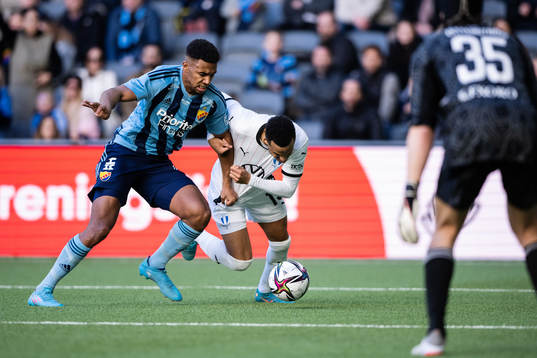 Djurgårdens Isak Hien och Malmö FFs Martin Olsson