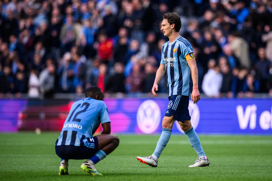 Djurgårdens Emmanuel Banda och Hjalmar Ekdal deppar