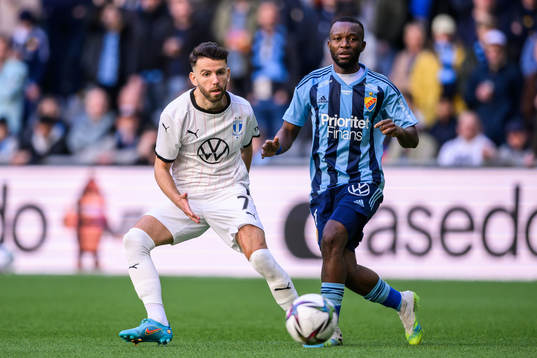 Malmö FFs Erdal Rakip och Djurgårdens Emmanuel Banda