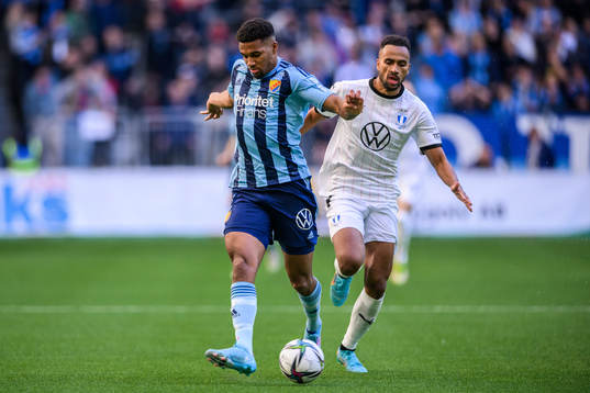 Djurgårdens Isak Hien och Malmö FFs Isaac Kiese Thelin