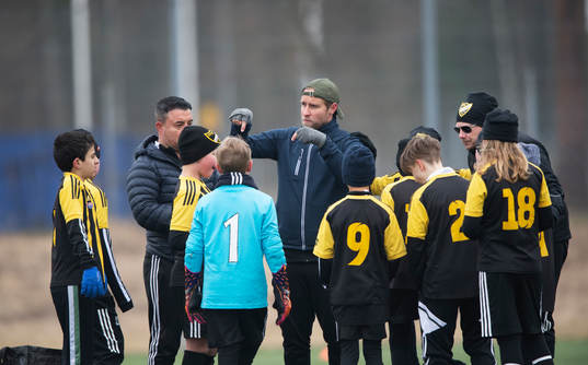 IFK Hässleholms tränare Ken Linde i träningsmatchen för