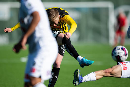 Häckens Tomas Totland skjuter ett skott