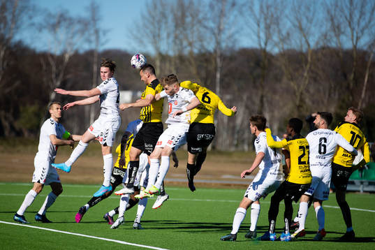 Häckens Even Hovland når högst på en hörna