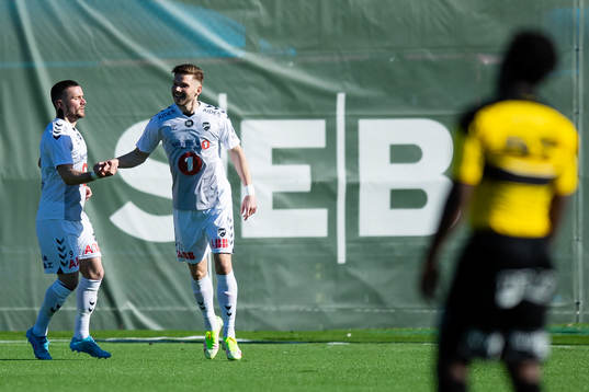 Odds Gilli Rolantsson Sörensen jublar ihop med Flamur