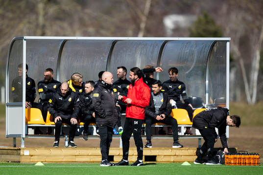 Häckens tränare Per-Mathias Høgmo innan fotbollsmatchen