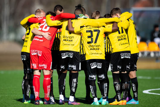 Häcken samlade innan fotbollsmatchen i träningsmatchen