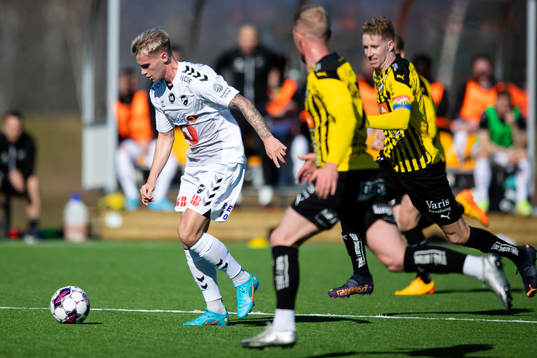 Odds Conrad Wallem före Häckens Samuel Gustafson