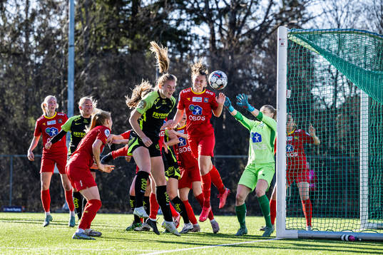 Marthine Østenstad of Brann and Synne Masdal of Røa