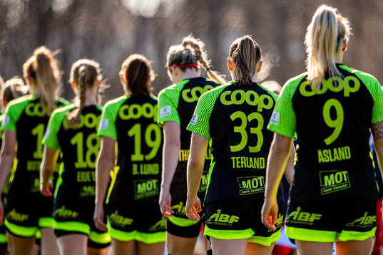 Elisabeth Terland, Therese Sessy Åsland and players of