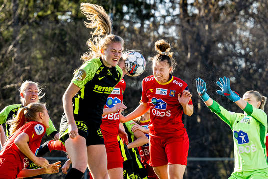 Marthine Østenstad of Brann and Synne Masdal of Røa
