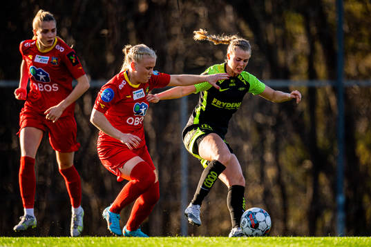 Julie Austdal of Røa and Nora Eide Lie of Brann