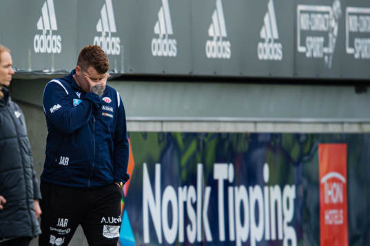 John Arne Riise, head coach of Avaldnes, looks dejected