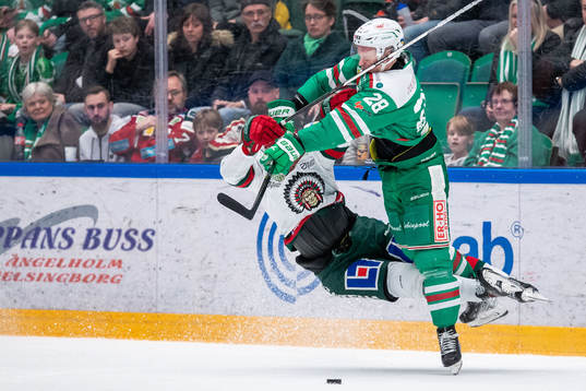 Frölundas Viktor Ekbom och Rögles Anton Bengtsson i duell