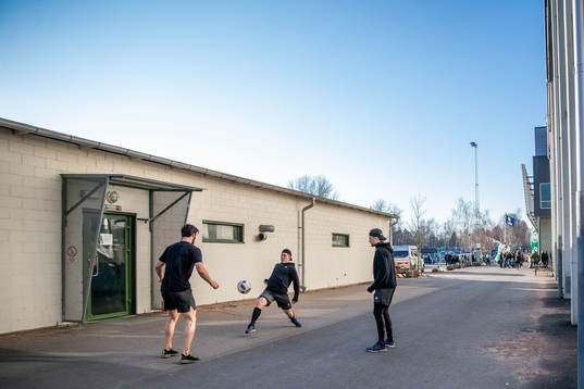 Frölundas Karl Henriksson värmer upp