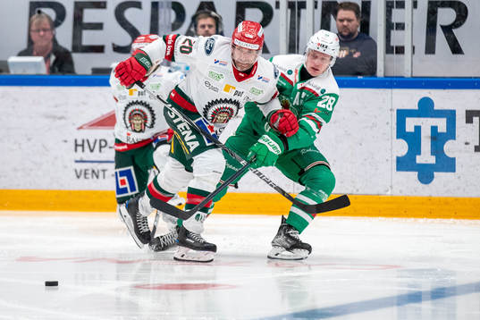 Frölundas Joel Lundqvist och Rögles Brady Ferguson i duell