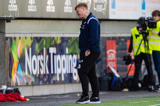 John Arne Riise, head coach of Avaldnes, looks dejected