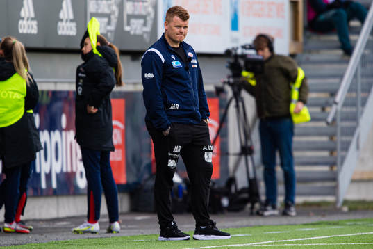 John Arne Riise, head coach of Avaldnes, looks dejected