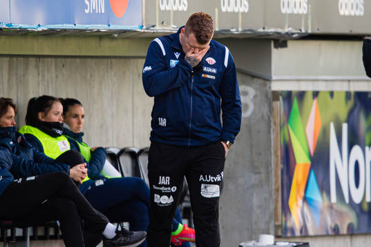 John Arne Riise, head coach of Avaldnes, looks dejected