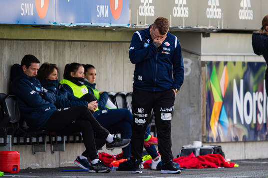 John Arne Riise, head coach of Avaldnes, looks dejected