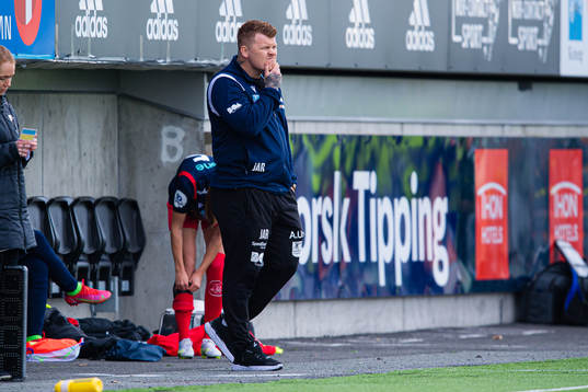 John Arne Riise, head coach of Avaldnes, looks dejected