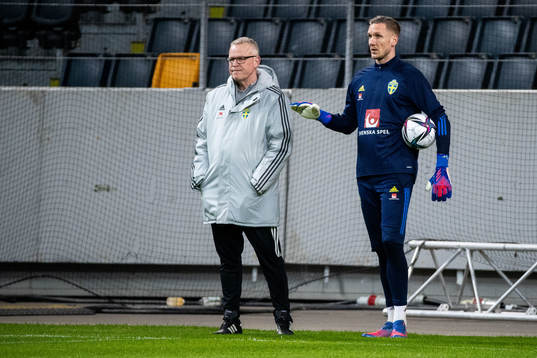 Head coach Janne Andersson and goalkeeper Robin Olsen of