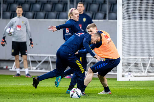 Carl Starfelt and Robin Quaison of the Swedish national