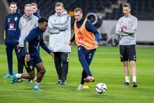 Anthony Elanga and Viktor Claesson of the Swedish national