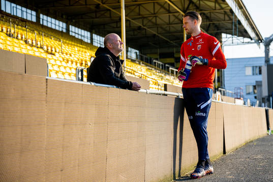 Geir Bakke, head coach of Lillestrøm, talks to goalkeeper