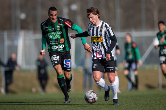 Varbergs Simon Karlsson Adjei och Landskronas Filip Ottosson