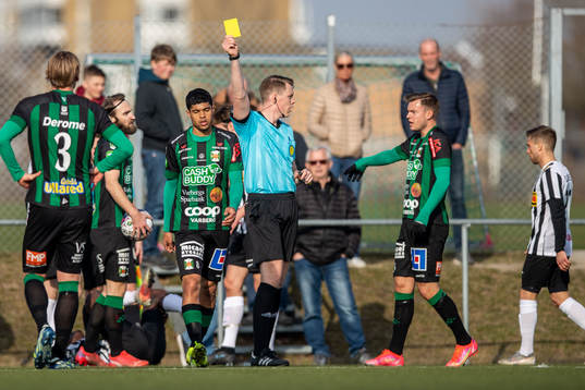 Varbergs Luke le Roux deppar när han varnas