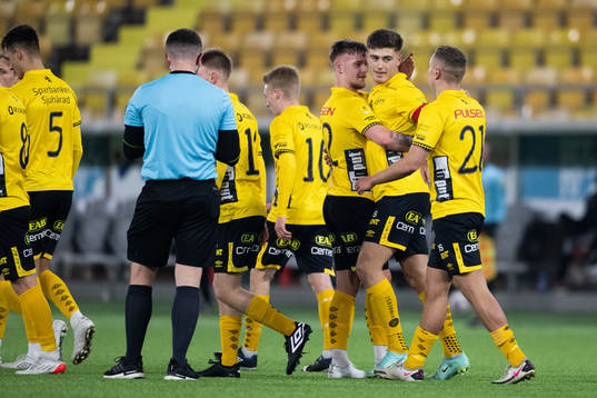 Elfsborgs Besfort Zeneli jublar med Adam Johansson och Theo