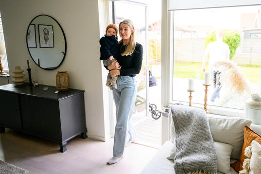 Matilda Schultz med sonen Noel i sitt hem