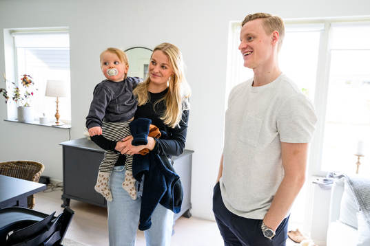 Matilda Schultz och Anton Bengtsson med sonen Noel i sitt