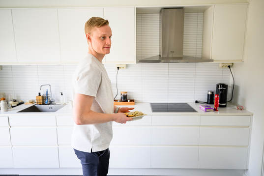 Rögles Anton Bengtsson hämtar fika i sitt hem