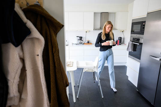 Matilda Schultz hämtar kaffe i sitt hem