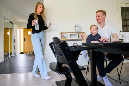 Matilda Schultz kommer med mjölk till kaffet medan Anton