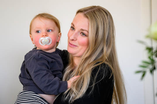Matilda Schultz med sonen Noel när hon