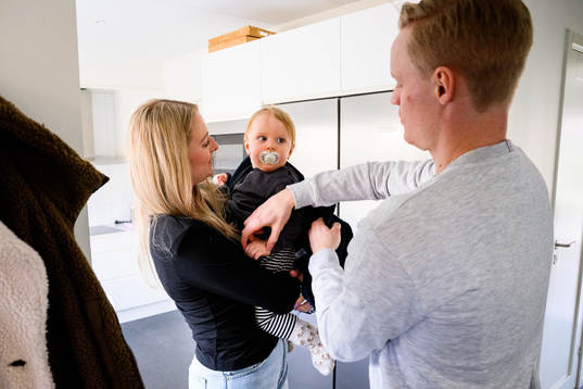 Matilda Schultz, Anton Bengtsson och sonen Noel gör sig