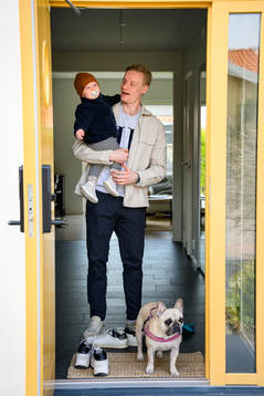 Anton Bengtsson med sonen Noel, samt franska bulldoggen