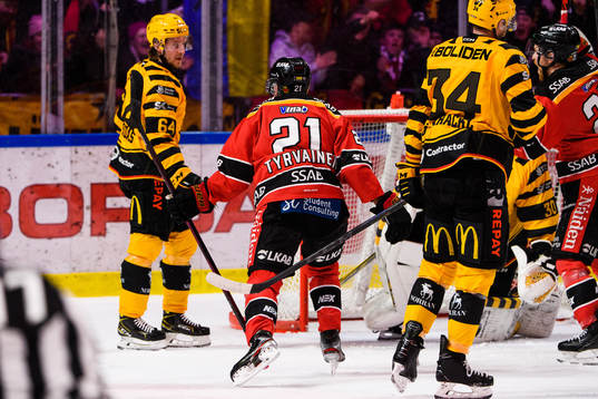Luleås Juhani Tyrväinen jublar och Skellefteås Jonathan