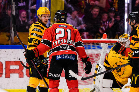 Luleås Juhani Tyrväinen jublar och Skellefteås Jonathan