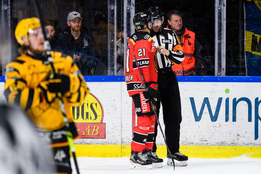 Luleås Juhani Tyrväinen och Linjedomare Jan Sandström